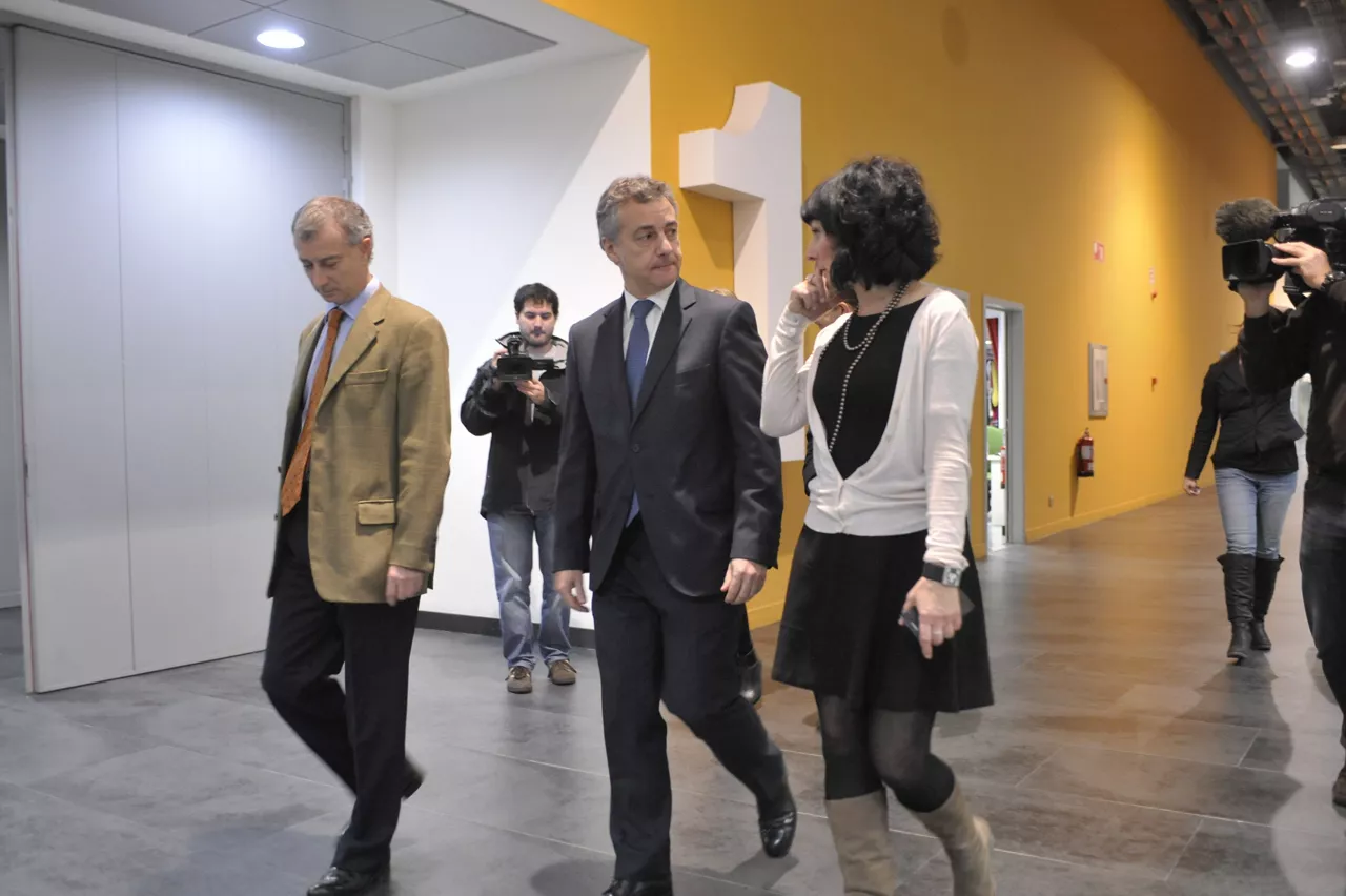 Iñigo Urkullu lehendakaria, ETBko platora bidean, Maite Iturbe eta Jesus Elgezabalekin. (Argazkia: EiTB)