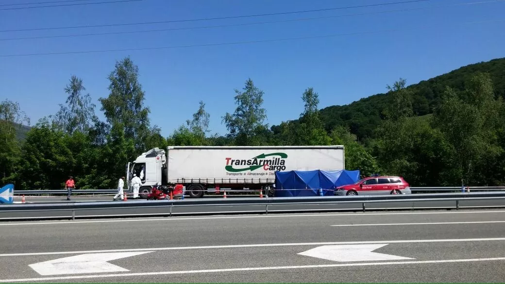 Tiroketa izan den errepideko irudiak. Argazkia: EITB