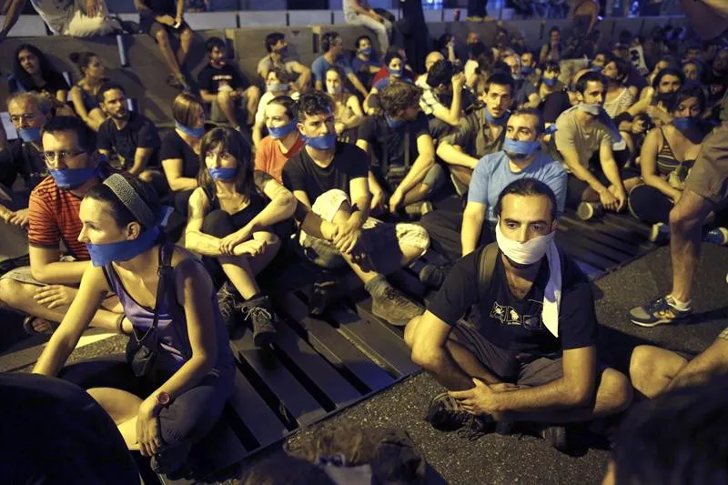 Mozal legearen kontrako protesta bat.