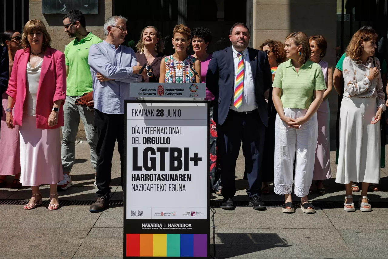 GRAFCAV9364. PAMPLONA, 28/06/2025.- El Gobierno de Navarra se ha concentrado este sábado en Pamplona frente a la fachada de Carlos III del Palacio de Navarra con motivo del 28 de junio, Día Internacional del Orgullo LGTBI+. La Presidenta de Navarra, María Chivite (c), ha encabezado la concentración junto al Presidente del Parlamento de Navarra, Unai Hualde (3d), los vicepresidentes Felix Taberna (2i) y Ana Ollo (i). En el acto se ha dado lectura a una declaración institucional aprobada por el Ejecutivo que resalta la “labor incansable del movimiento y de los colectivos LGTBI+” que han hecho de Navarra una comunidad referente en igualdad y diversidad para todas las personas. EFE/ Villar López
