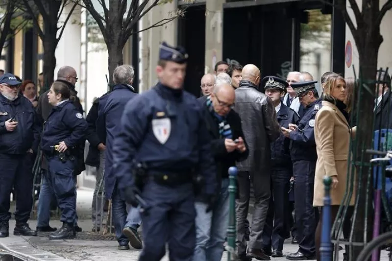 Poliziak ukatu egin du Parisen tiroketak egin zituena atxilotu dutela. EITB.