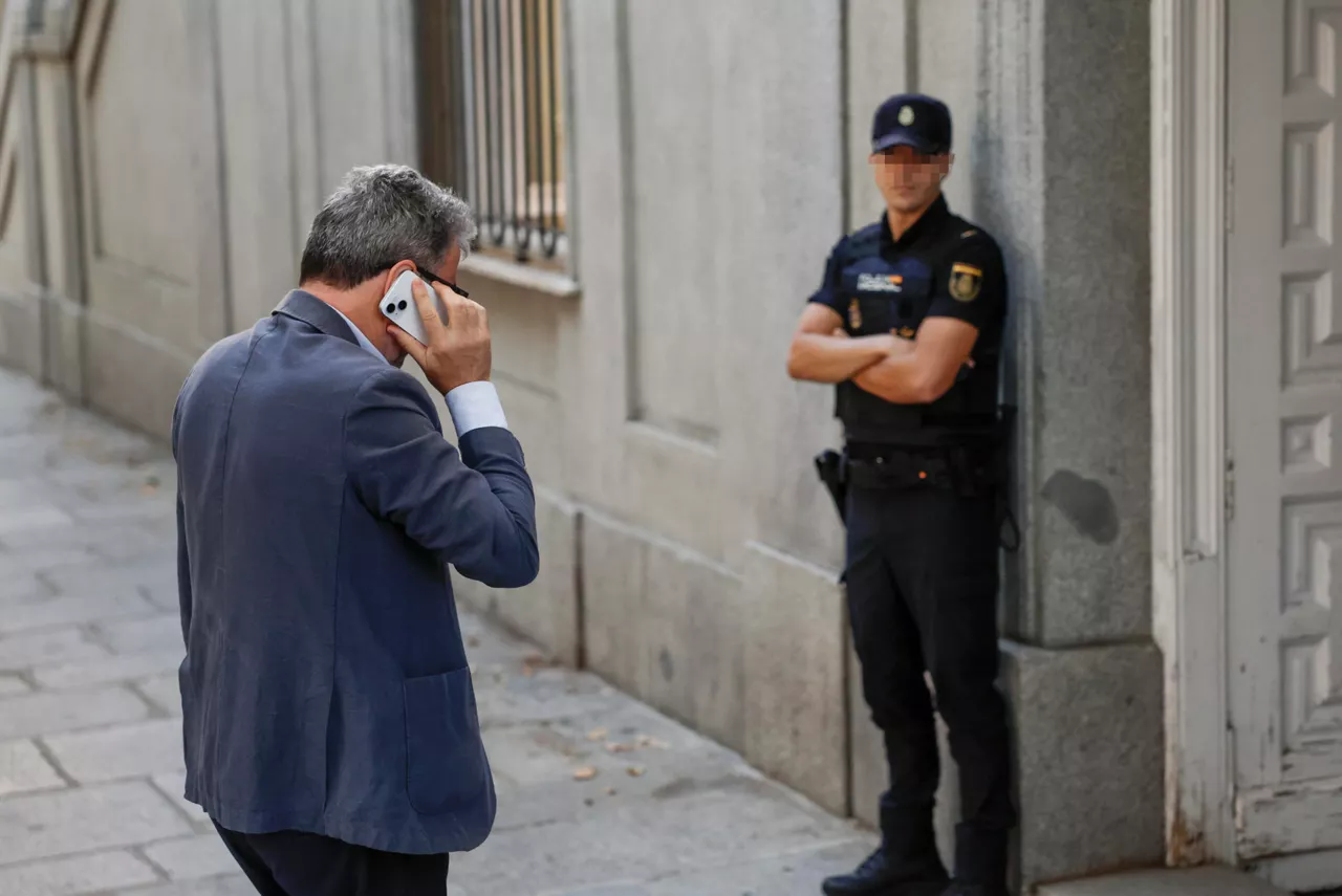 MADRID (ESPAÑA), 07/07/2025.- Antxon Alonso, el presunto socio del exsecretario de organización del PSOE Santos Cerdán en la empresa Servinabar a su llegada este lunes al Tribunal Supremo en Madrid donde declara ante el juez del caso Koldo por el presunto pago de mordidas a cambio de adjudicaciones. EFE/ Mariscal
