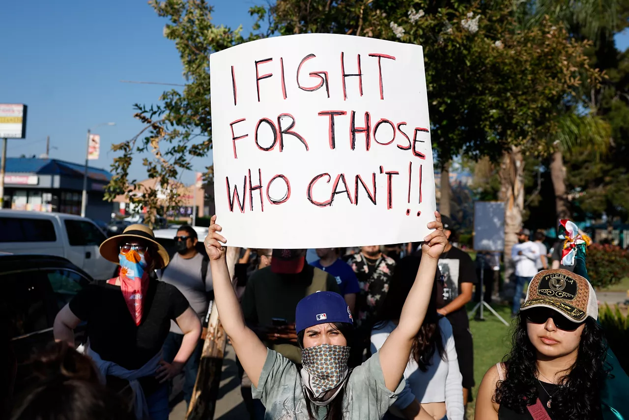LOS ANGELES (USA), 12/06/2025.- People gather for a rally following an incident where ICE agents rammed into a car to take a man into custody in the Boyle Heights neighborhood earlier that day; in Los Angeles, California, USA, 11 June 2025. US President Donald Trump has ordered the deployment of 4,000 National Guard members and 700 Marines, despite not receiving a request from the state of California for any additional assistance, following large protests against ongoing immigration enforcement raids in the Los Angeles area over the last few days. (Protestas) EFE/EPA/CAROLINE BREHMAN
