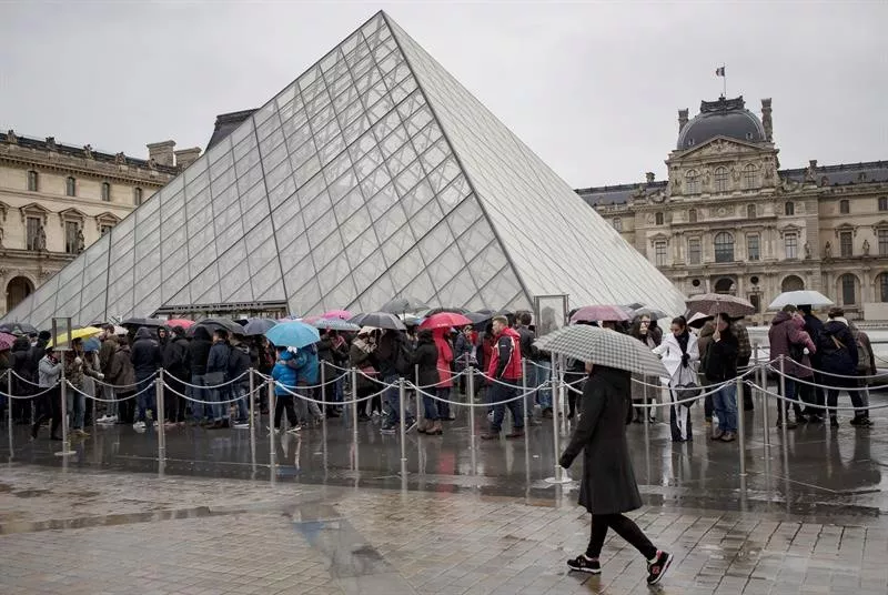 Louvre museoa ireki dute, eraso terroristaren ostean. EFE