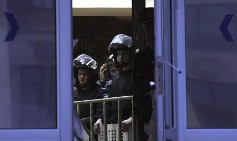 Policías antidisturbios ucranianos hacen guardia a la entrada de un edificio. EFE