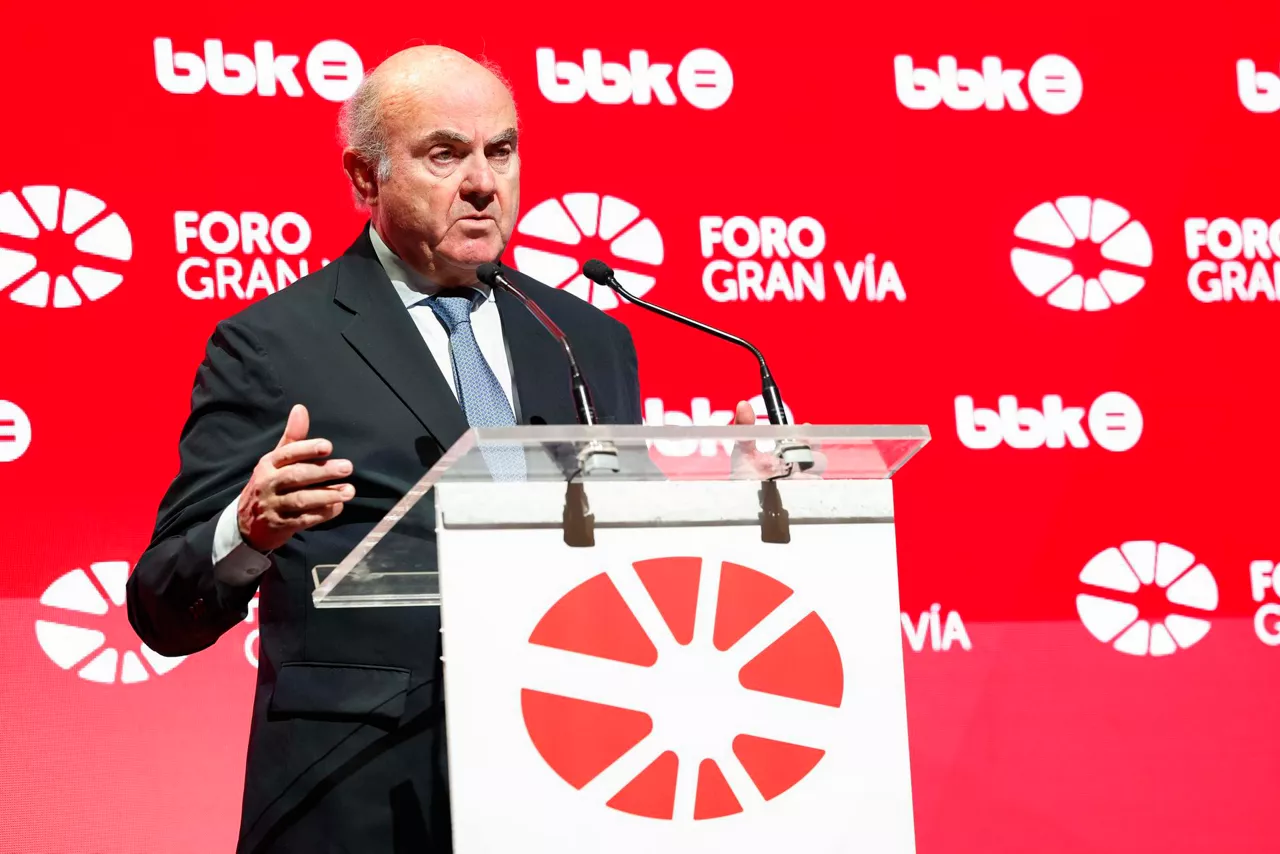 BILBAO, 21/11/2025.- El vicepresidente del Banco Central Europeo, Luis de Guindos, ha protagonizado este viernes en Bilbao el primer encuentro del Foro Gran Vía, en el que ha compartido su visión sobre los retos y oportunidades de la economía europea. EFE/ Miguel Toña
