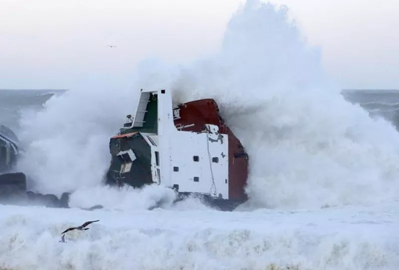 Esperan retirar este sábado todo el gasoil del carguero 'Luno'. Foto: EFE