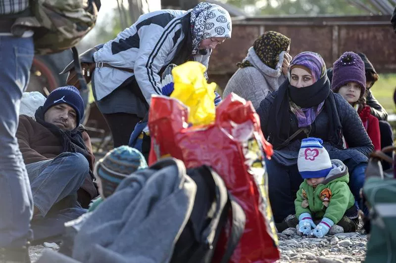 Errefuxiatuak, zain, Mazedonia eta Grezia arteko muga zeharkatu ondoren. EFE