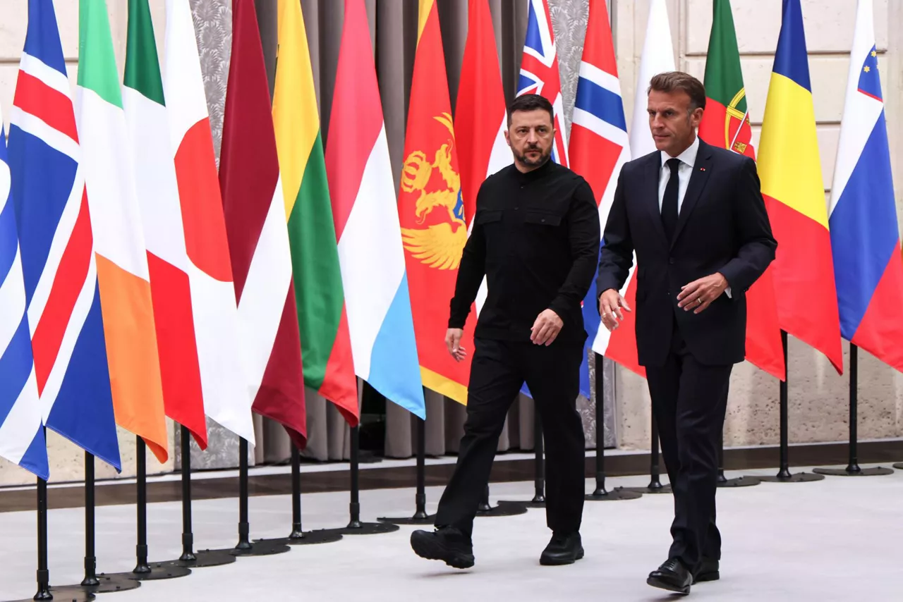 Paris (France), 04/09/2025.- France's President Emmanuel Macron (R) and Ukraine's President Volodymyr Zelensky (L) arrive to chair the Coalition of the Willing Summit at the Elysee Presidential Palace in Paris, France, 04 September 2025. European leaders and Ukrainian President Volodymyr Zelensky met in Paris on 04 September 2025 in a renewed effort to pressure Russia's President Vladimir Putin after he vowed that Russia will continue fighting in Ukraine if no peace deal is reached. (Francia, Rusia, Ucrania) EFE/EPA/LUDOVIC MARIN / POOL MAXPPP OUT
