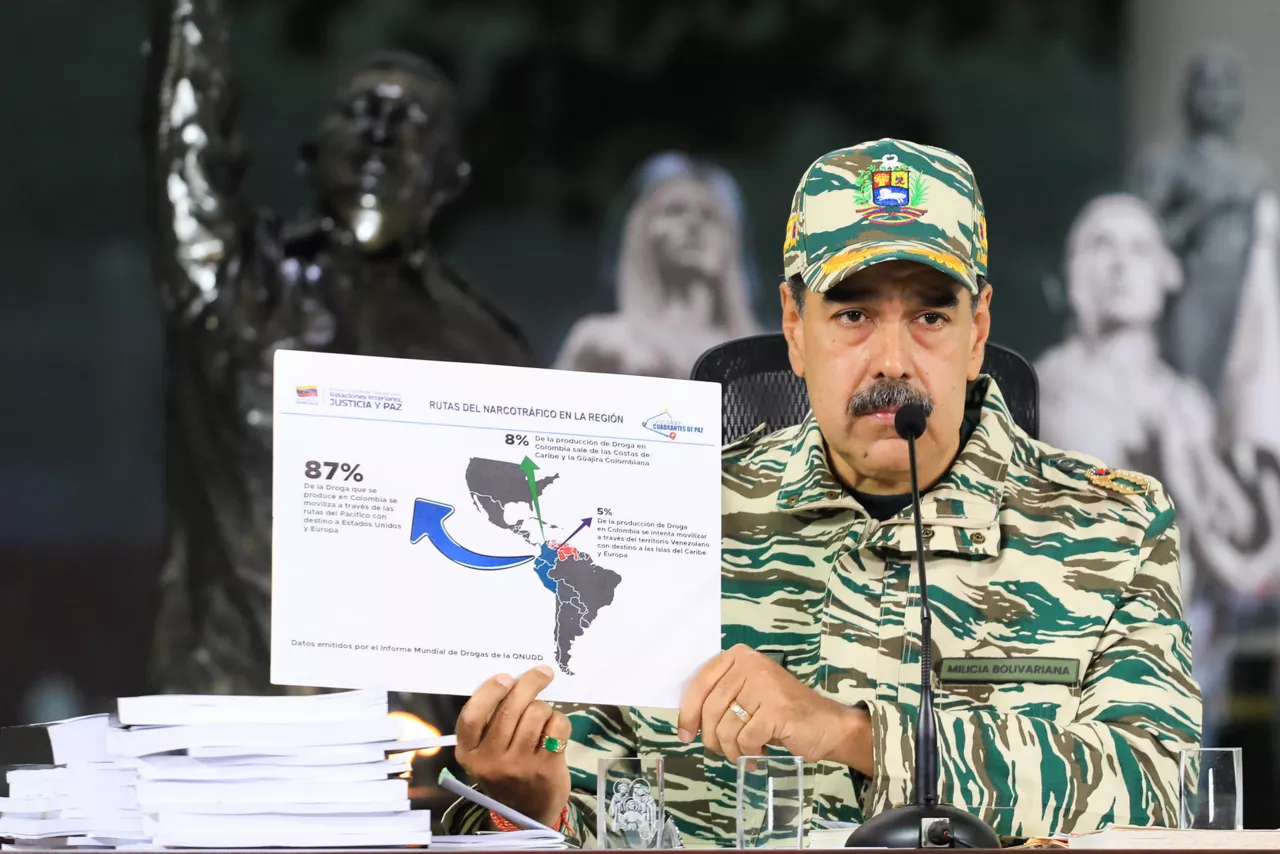 AME6640. CARACAS (VENEZUELA), 05/09/2025.- Fotografía cedida por Palacio de Miraflores del presidente de Venezuela, Nicolás Maduro, hablando durante un acto de gobierno este viernes, en Caracas (Venezuela). Maduro dijo que Estados Unidos "debe abandonar su plan de un cambio de régimen violento en Venezuela y en toda América Latina y el Caribe", en un contexto en el que denuncia "amenazas" del país norteamericano, que lleva a cabo un despliegue militar en aguas caribeñas bajo el argumento de combatir el narcotráfico. EFE/ Palacio de Miraflores /SOLO USO EDITORIAL/NO VENTAS/SOLO DISPONIBLE PARA ILUSTRAR LA NOTICIA QUE ACOMPAÑA (CRÉDITO OBLIGATORIO)
