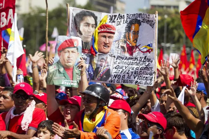Miles de personas marchan en Caracas por la paz y contra el fascismo. Foto: EFE