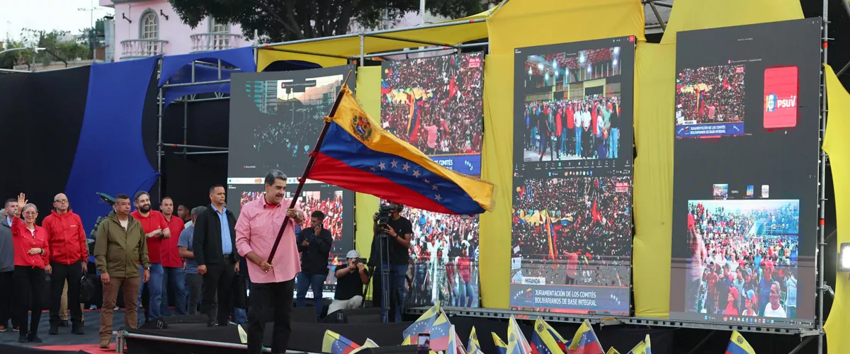AME9428. CARACAS (VENEZUELA), 15/11/2025.- El presidente de Venezuela, Nicolás Maduro, ondea una bandera de Venezuela durante un evento este sábado, en Caracas (Venezuela). Maduro cantó la emblemática canción 'Imagine' del músico británico John Lennon durante un acto en medio de las crecientes tensiones con Estados Unidos, a cuyo Gobierno acusó de pretender "bombardear e invadir" el país suramericano. EFE/ Miguel Gutierrez
