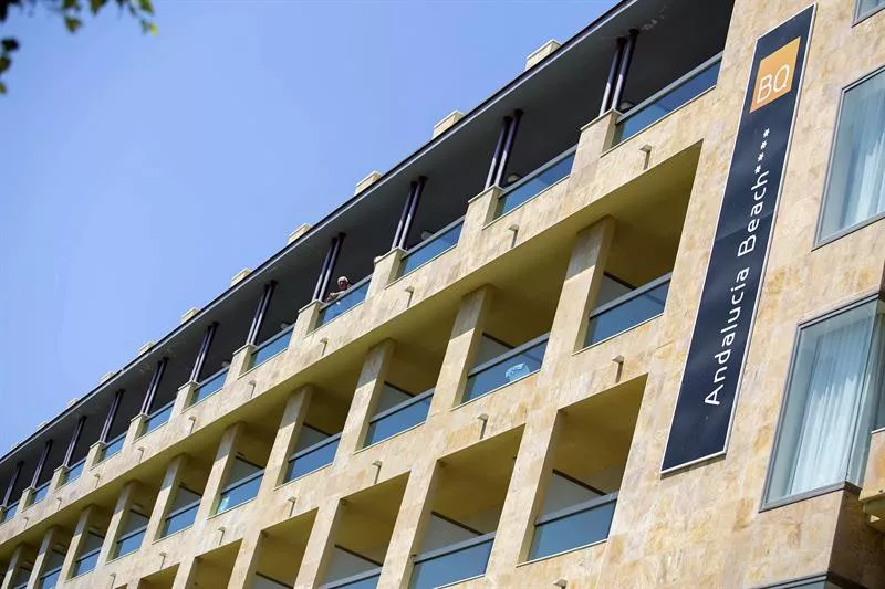 Emakumearen hilotza hotel horretan aurkitu dute, Velez-Malagan. Argazkia: EFE