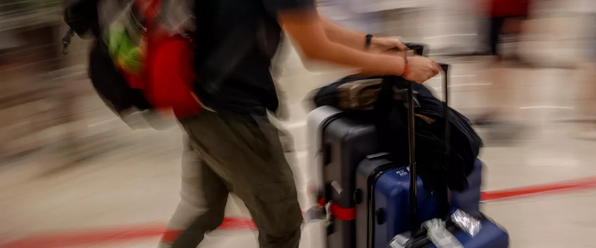 MADRID, 31/08/2025.- Varios turistas transitan por la terminal T4 del aeropuerto de Madrid Barajas a su regreso de las vacaciones de agosto, este domingo. EFE/Daniel González
