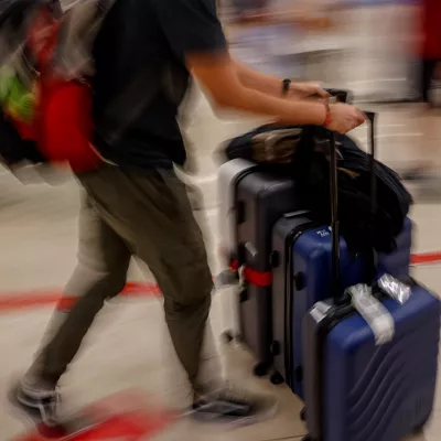 MADRID, 31/08/2025.- Varios turistas transitan por la terminal T4 del aeropuerto de Madrid Barajas a su regreso de las vacaciones de agosto, este domingo. EFE/Daniel González
