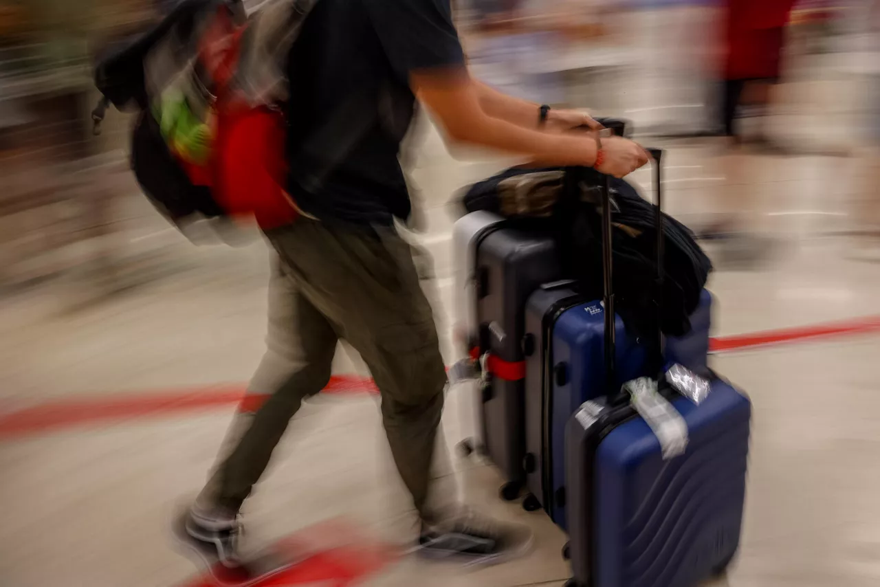 MADRID, 31/08/2025.- Varios turistas transitan por la terminal T4 del aeropuerto de Madrid Barajas a su regreso de las vacaciones de agosto, este domingo. EFE/Daniel González
