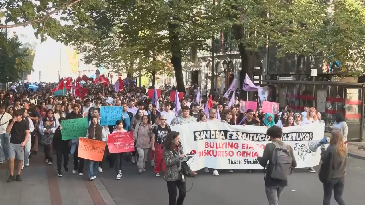 La menor sevillana se suicidó presuntamente tras sufrir 'bullying' por parte de compañeras de clase. La huelga estudiantil está convocada también a nivel estatal por el Sindicato de Estudiantes. Reclaman que los centros escolares asuman su responsabilidad en los casos de acoso. 