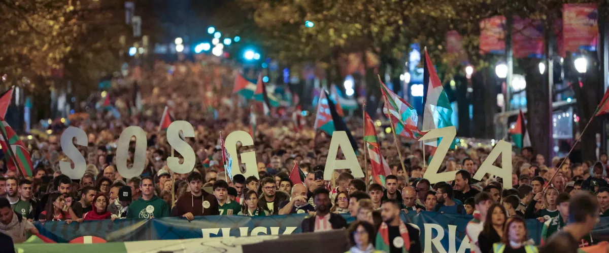 BILBAO, 15/11/2025.-Vista de una de las manifestaciones y marchas convocadas por la iniciativa Gernika-Palestina, y por grupos de animación de equipos vascos y navarros, este sábado en el que las selecciones de fútbol de Euskadi y Palestina disputan un partido amistoso en el estadio de San Mamés.-EFE/ Luis Tejido
