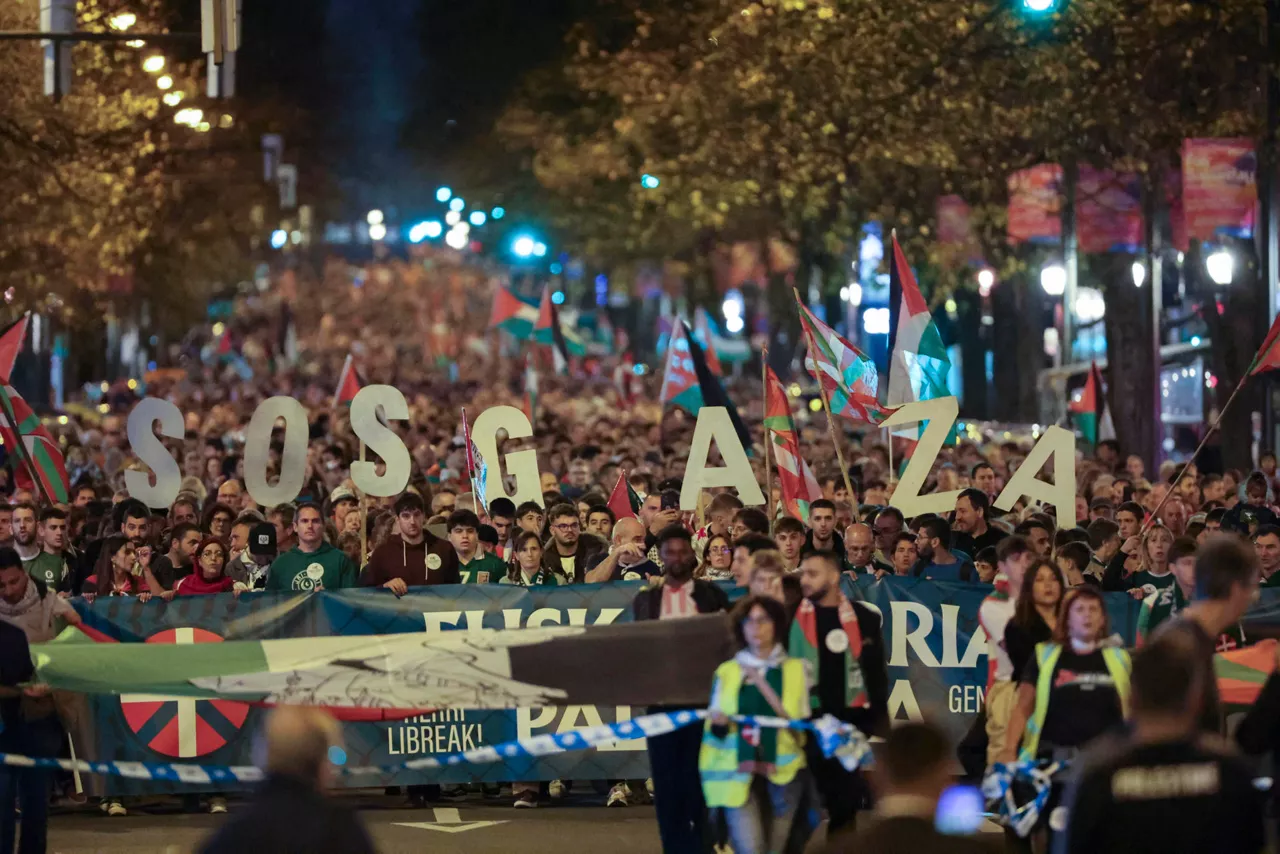 BILBAO, 15/11/2025.-Vista de una de las manifestaciones y marchas convocadas por la iniciativa Gernika-Palestina, y por grupos de animación de equipos vascos y navarros, este sábado en el que las selecciones de fútbol de Euskadi y Palestina disputan un partido amistoso en el estadio de San Mamés.-EFE/ Luis Tejido
