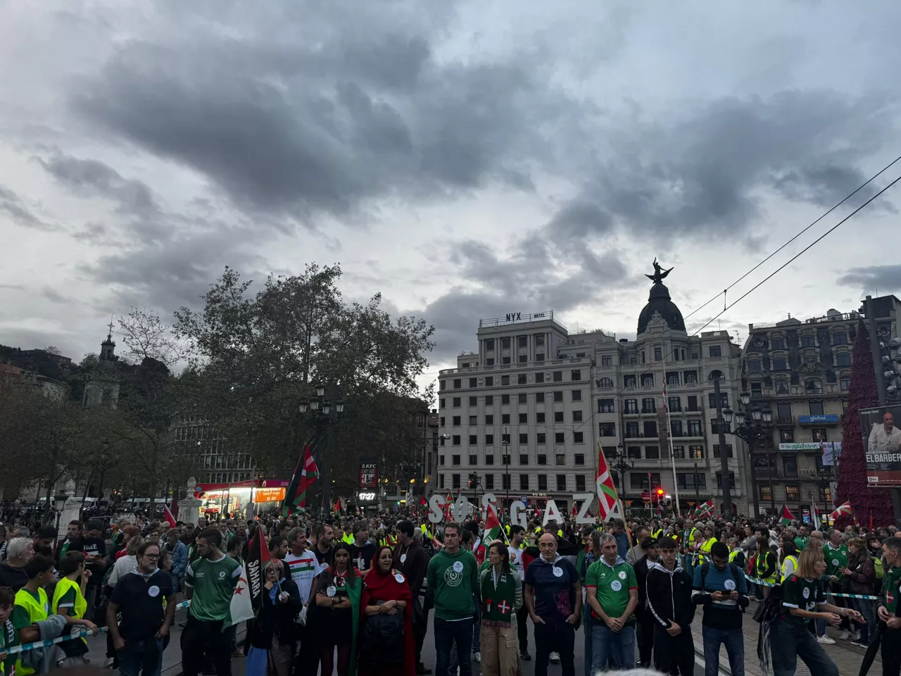 Gernika-Palestina herri-ekimenaren manifestazioa Bilbon, Euskal Selekzioaren eta Palestinaren arteko futbol partidaren atarian.