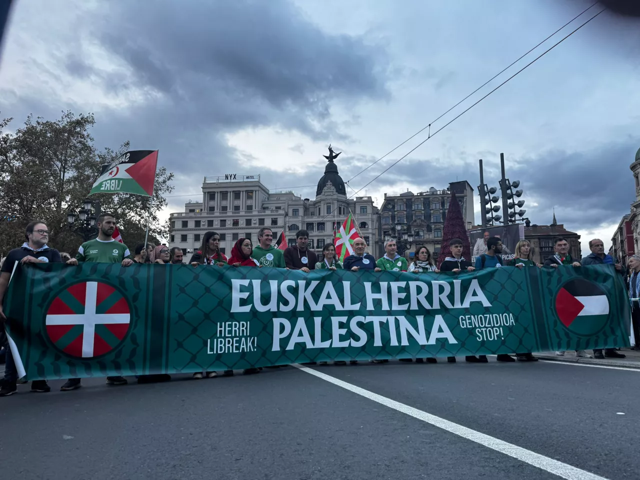 Gernika-Palestina herri-ekimenaren manifestazioa Bilbon Euskal Selekzioaren eta Palestinaren arteko partidaren atarian.