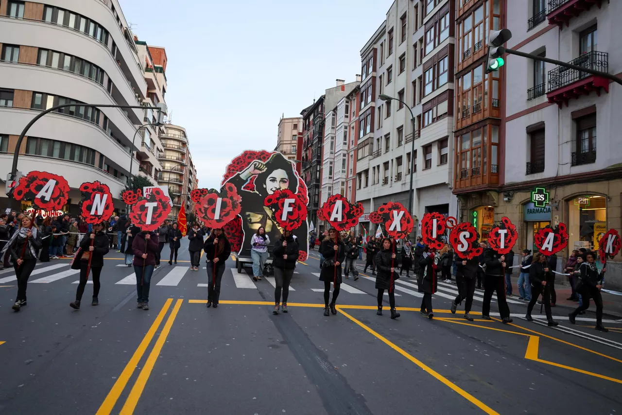 BILBAO, 22/11/2025.- Un momento de la manifestación antifascista convocada este sábado por EH Bildu en Bilbao. EFE/ Luis Tejido
