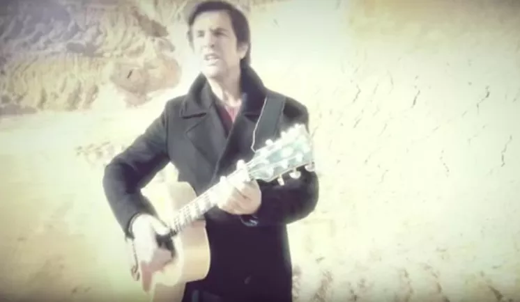 Manolo Tena, "Princesa azul" bideoaren une batean. Argazkia: Youtube.