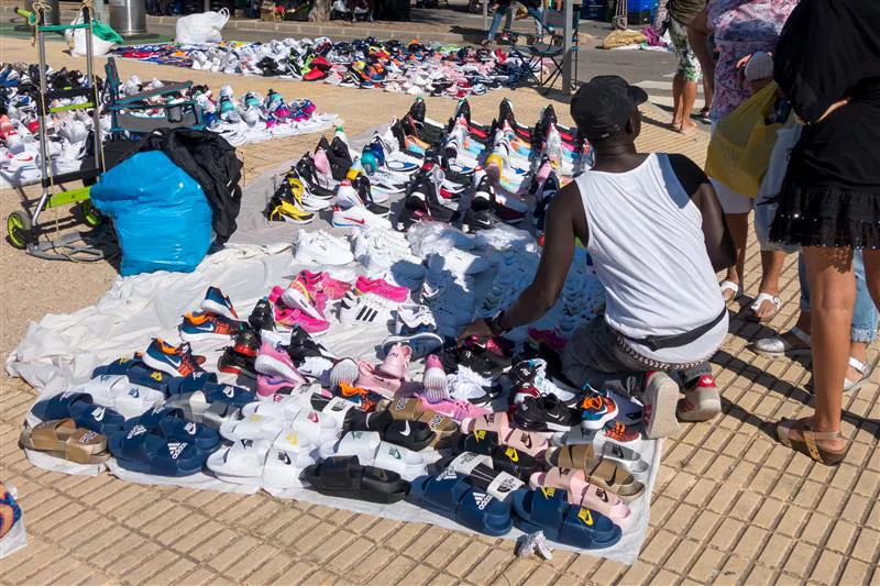 Manteros en la calle.