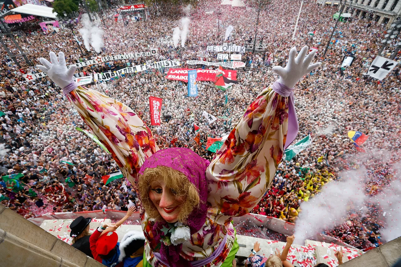 FOTODELDÍA BILBAO, 16/08/2025.- La Marijaia (Señora de las Fiestas) protagoniza hoy sábado el primer día de la Semana Grande de Bilbao tras el pregón y el txupinazo. EFE/Miguel Tona
