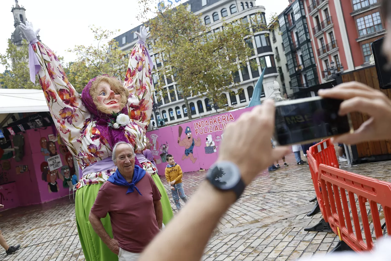 BILBAO, 18/08/2025.- Bilbao celebra este lunes la tercera jornada de Aste Nagusia 2025 con torneo de ajedrez y concurso gastronómico de pisto, entre otras actividades. EFE/ Miguel Toña
