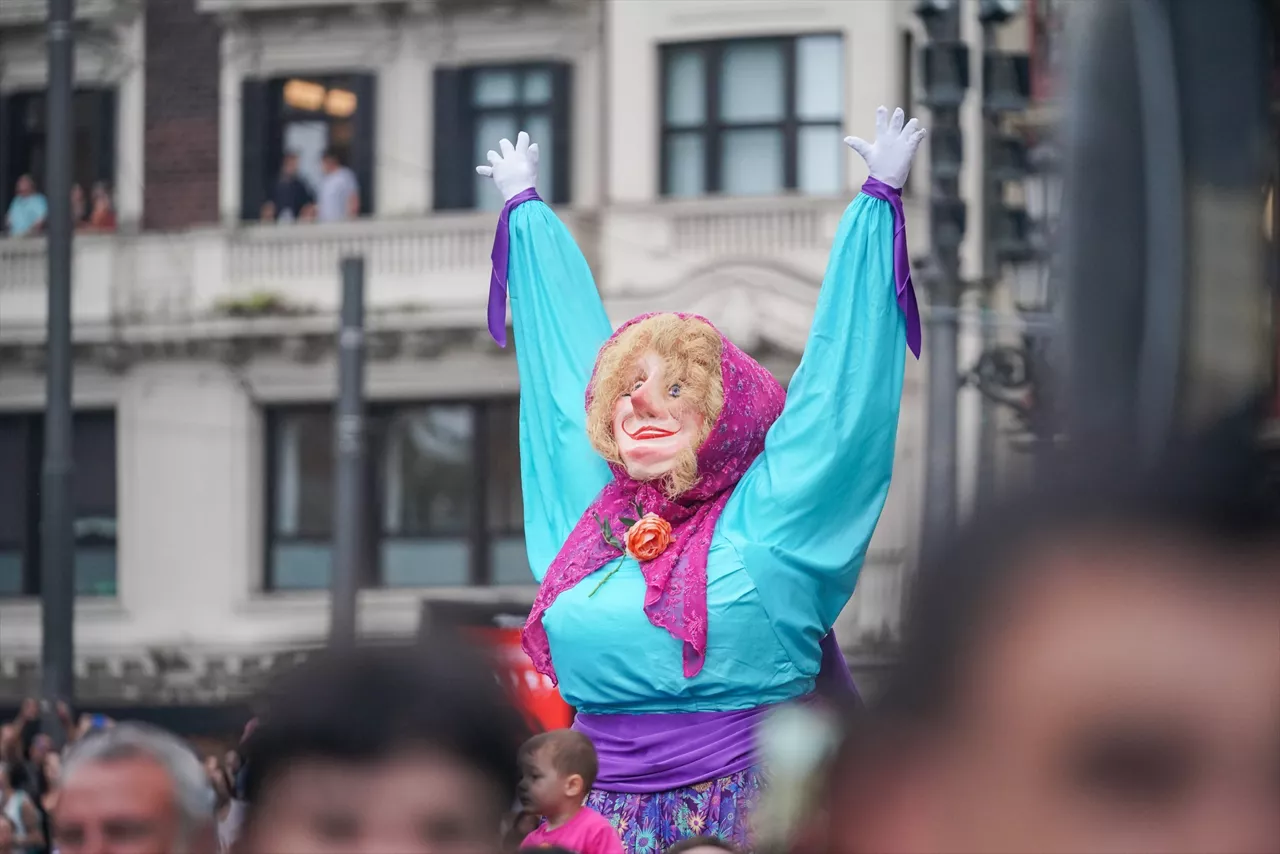 (Foto de ARCHIVO)

Marijaia durante el comienzo de la Semana Grande de Bilbao 2024, en el centro de la ciudad, a 17 de agosto de 2024, en Bilbao, Vizcaya, País Vasco (España). La Bilboko Aste Nagusia es la principal fiesta de Bilbao, que se celebra anualmente durante nueve días a partir del sábado siguiente al 15 de agosto. El inicio de las fiesta lo marca la lectura del pregón y el lanzamiento del txupín (cohete) por parte de la txupinera. Instantes después aparece en el balcón la gran Marijaia, personaje ficticio cuyo nombre significa señora de las fiestas, que presidirá las fiestas de la ciudad hasta que la quemen el último día.



Iñaki Berasaluce / Europa Press

17 AGOSTO 2024;BILBO;SEMANA GRANDE;MARIJAIA;ASTE NAGUSIA;EUSKADI;FIESTAS;

17/8/2024