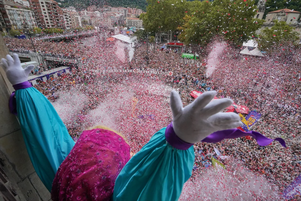 (Foto de ARCHIVO)

Marijaia durante el pregón y el lanzamiento del txupín de la Semana Grande de Bilbao 2024, en el Teatro Arriaga, a 17 de agosto de 2024, en Bilbao, Vizcaya, País Vasco (España). La Bilboko Aste Nagusia es la principal fiesta de Bilbao, que se celebra anualmente durante nueve días a partir del sábado siguiente al 15 de agosto. El inicio de las fiesta lo marca la lectura del pregón y el lanzamiento del txupín (cohete) por parte de la txupinera. Instantes después aparece en el balcón la gran Marijaia, personaje ficticio cuyo nombre significa señora de las fiestas, que presidirá las fiestas de la ciudad hasta que la quemen el último día.



Iñaki Berasaluce / Europa Press

17 AGOSTO 2024;BILBO;SEMANA GRANDE;MARIJAIA;ASTE NAGUSIA;EUSKADI;FIESTAS

17/8/2024