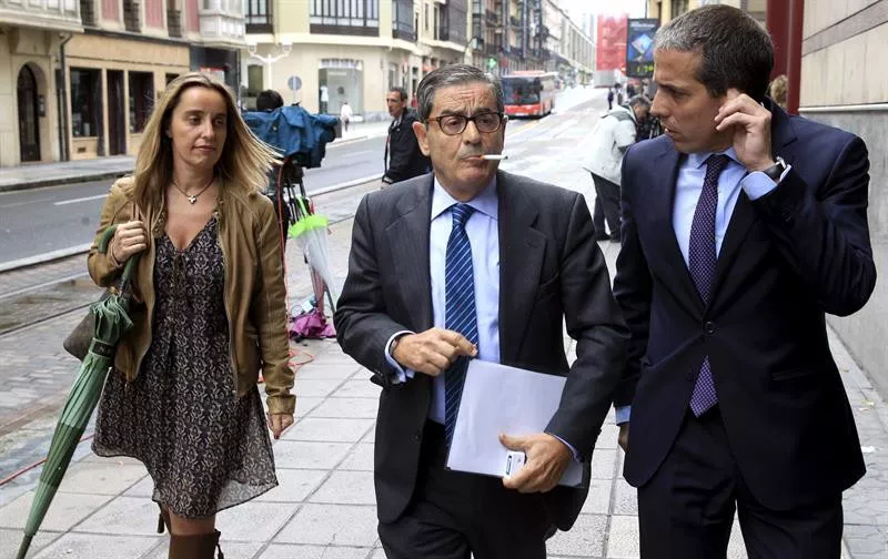 Mario Fernandez (erdian). Argazkia: EFE