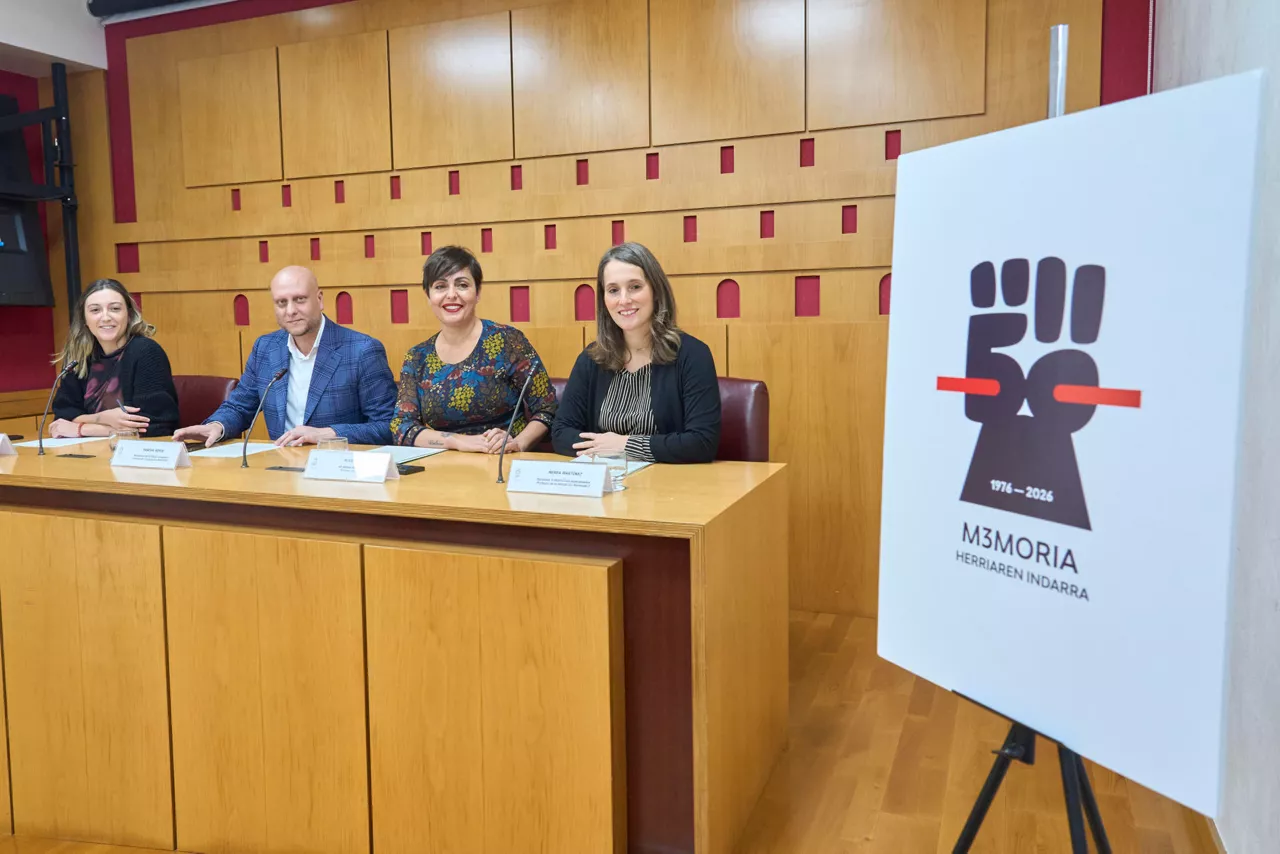 GRAFCAV6305. VITORIA, 11/11/2025.- Un momento de la presentación del programa de actos del aniversario del 3 de Marzo.: de izquierda a derecha Amaiur Arbe, coordinadora de los actos de 3 de Marzo, el concejal de convivencia y diversidad Pascual Borja, portavoz 3 de marzo Nerea Martinez y Rocio Vitero, portavoz de Eh Bildu, . EFE / L. Rico
