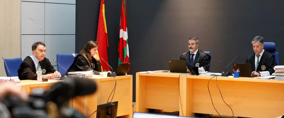 SAN SEBASTIÁN, 15/09/2025.- Primera jornada del juicio presidido por el juez, Augusto Maeso (d), celebrado este lunes en la Audiencia Provincial de Gipuzkoa contra el masajista donostiarra acusado de agredir sexualmente a tres adolescentes .EFE/Juan Herrero
