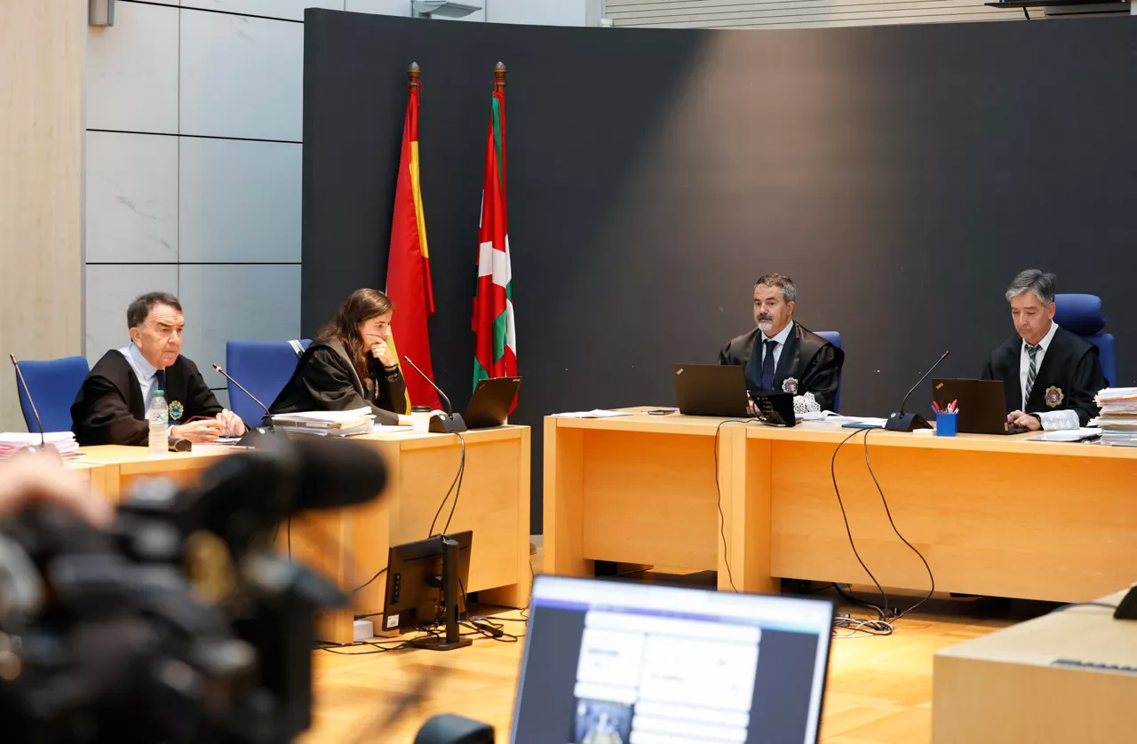 SAN SEBASTIÁN, 15/09/2025.- Primera jornada del juicio presidido por el juez, Augusto Maeso (d), celebrado este lunes en la Audiencia Provincial de Gipuzkoa contra el masajista donostiarra acusado de agredir sexualmente a tres adolescentes .EFE/Juan Herrero
