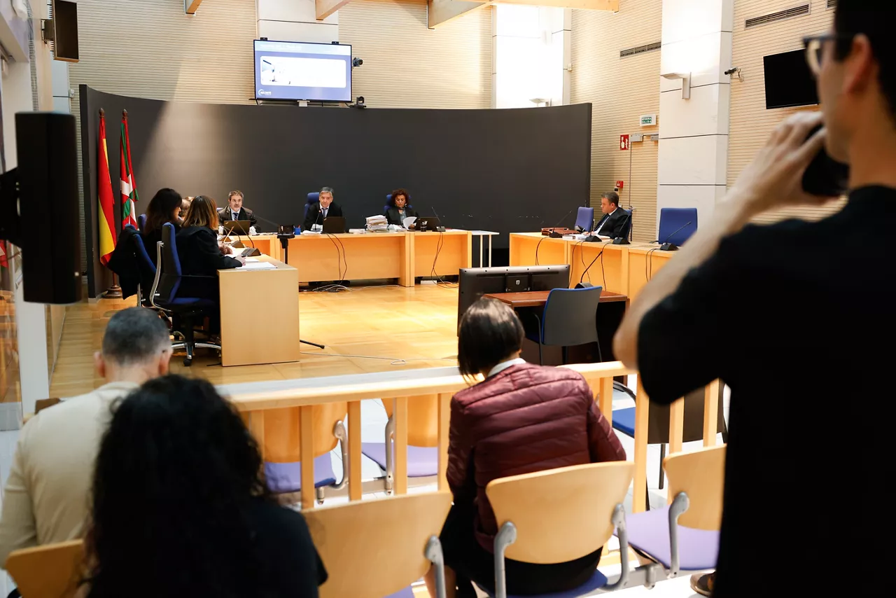 GRAFCAV6010. SAN SEBASTIÁN (ESPAÑA), 05/11/2025.- El magistrado que preside la sala en la Audiencia de Gipuzkoa, Augusto Maeso (c), durante el acto de lectura pública del fallo de la sentencia del caso del masajista acusado de agredir sexualmente a tres menores en San Sebastián. EFE/Juan Herrero.
