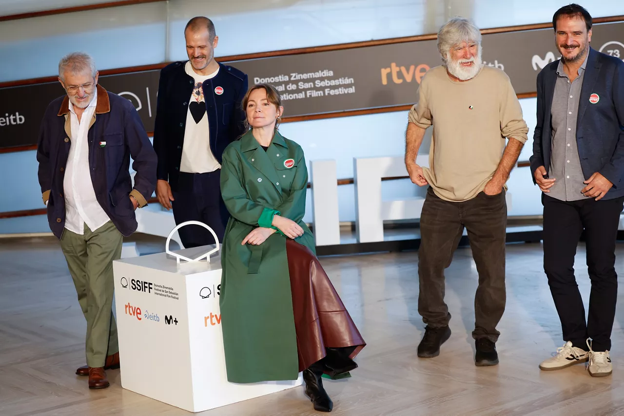 GRAFCAV3531. SAN SEBASTIÁN (ESPAÑA), 21/09/2025.- Los realizadores, Aitor Arregi (d), y Jose Mari Goenaga (2i), posan junto a los actores, José Ramón Soroiz (i), Nagore Aranburu (c), y Kandido Uranga (2d), durante la presentación de su película 'Maspalomas', que participa en la Sección Oficial de la 73 edición del Festival Internacional de cine de San Sebastián. EFE/Juan Herrero
