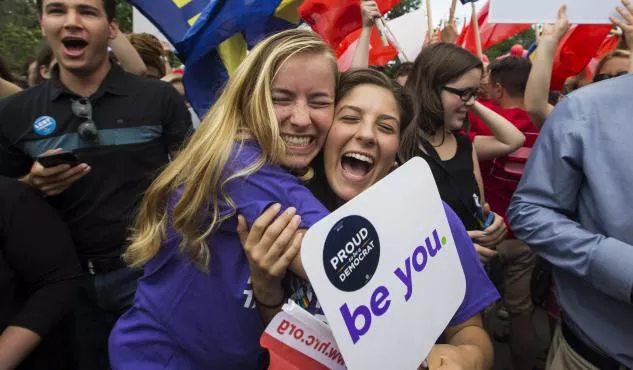 Dos jóvenes celebran la decisión de los jueces de legalizar el matrimonio homosexual. EFE.