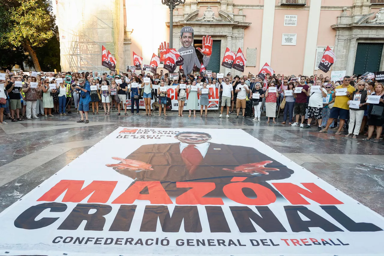 VALENCIA, 29/08/2025.- La décima movilización contra el president de la Generalitat, Carlos Mazón, por su gestión da la dana del 29 de octubre, en cuyas inundaciones murieron 228 personas en la provincia de Valencia, ha comenzado en València poco después de las 19:30 horas de este viernes, día en el que se cumplen diez meses de la tragedia. EFE/ Miguel Ángel Polo
