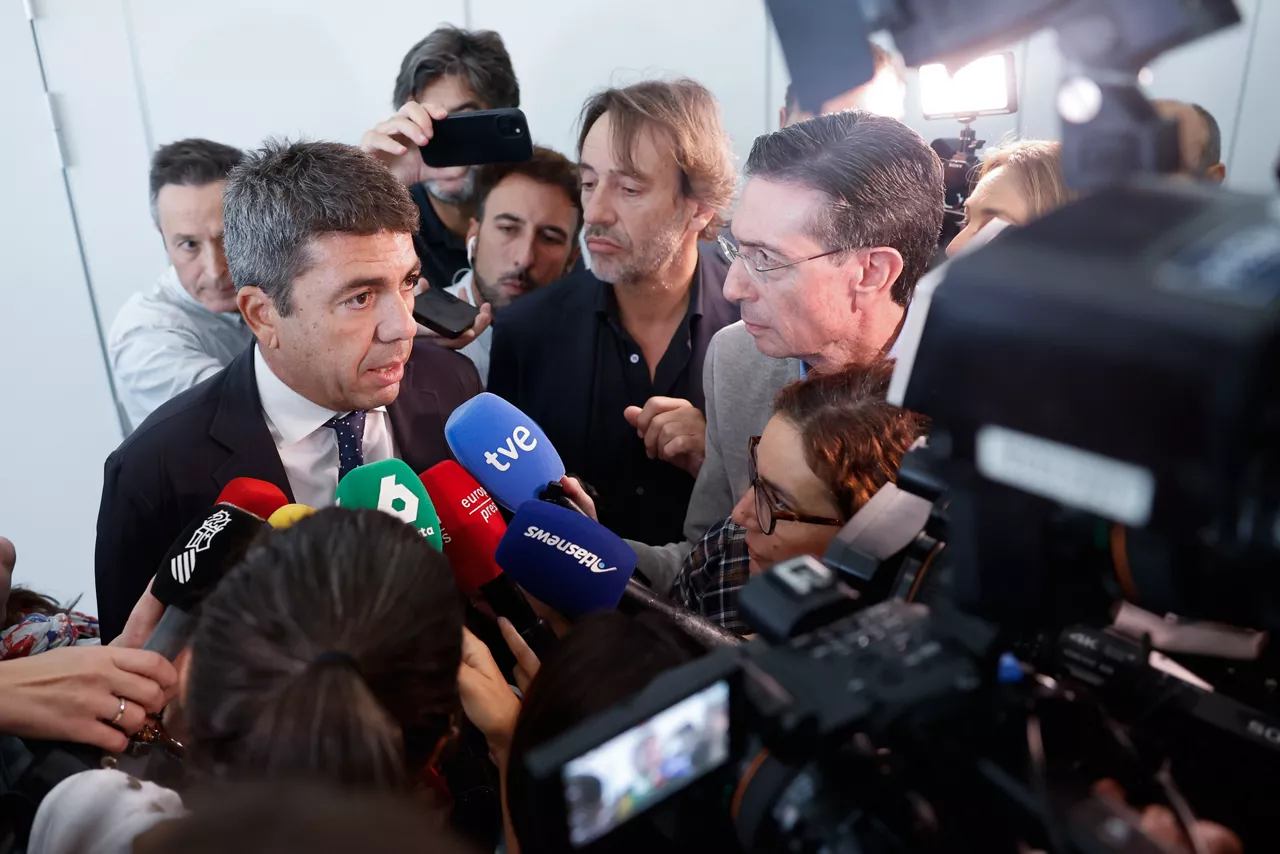VALENCIA (ESPAÑA), 30/10/2025.- El president de la Generalitat, Carlos Mazón atiende a los medios este jueves tras asistir al Congreso de Cooperatives Agro-alimentàries de la Comunitat Valenciana celebrada en el Auditorio Santiago Grisolía. EFE/ Ana Escobar
