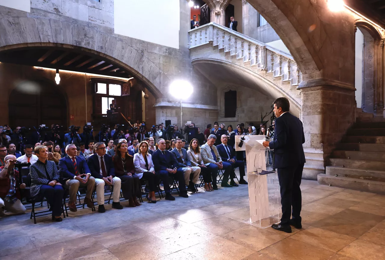 El presidente de la Generalitat valenciana, Carlos Mazón, durante una declaración institucional, en el Palau de la Generalitat, a 3 de noviembre de 2025, en Valencia, Comunidad Valenciana (España).



Rober Solsona / Europa Press

03/11/2025