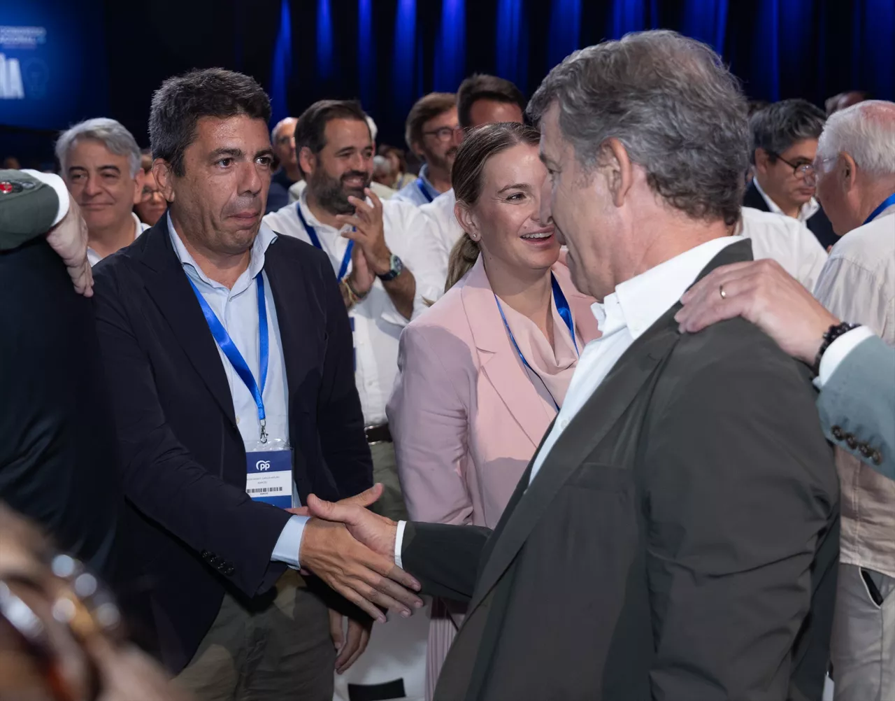 (Foto de ARCHIVO)

El presidente de la Generalitat Valenciana, Carlos Mazón (i), y el presidente del PP, Alberto Núñez Feijóo (d), a su llegada al XXI Congreso Nacional del Partido Popular, a 4 de julio de 2025, en Madrid (España). Con el lema ‘Toma partido por España’, XXI Congreso del PP, celebrado en Madrid del 4 al 6 de julio de 2025, busca reforzar el liderazgo de Alberto Núñez Feijóo, único candidato a la Presidencia del PP, renovar la dirección y la estrategia del partido, aprobar nuevas bases ideológicas y proyectar unidad como alternativa de gobierno ante el ciclo electoral de los próximos años.



Eduardo Parra / Europa Press

04 JULIO 2025;CONGRESO;NACIONAL;PP;PARTIDO POPULAR;POLÍTICA

04/7/2025