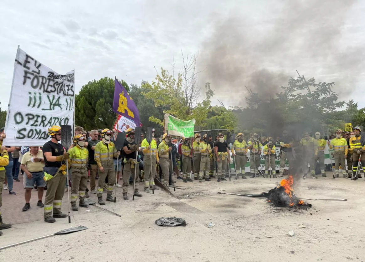 Multitud de bomberos forestales toman las puertas de las Cortes de Castilla y León para exigir las dimisiones de Mañueco y Quiñones
