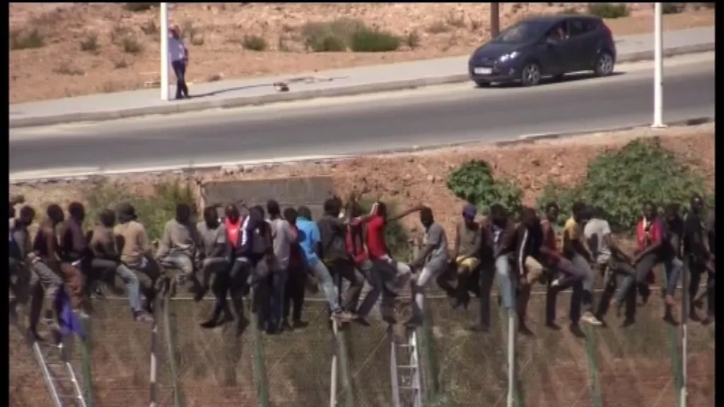 Hainbat pertsona Melillako hesira igota, Espainiara igarotzen saiatzen.