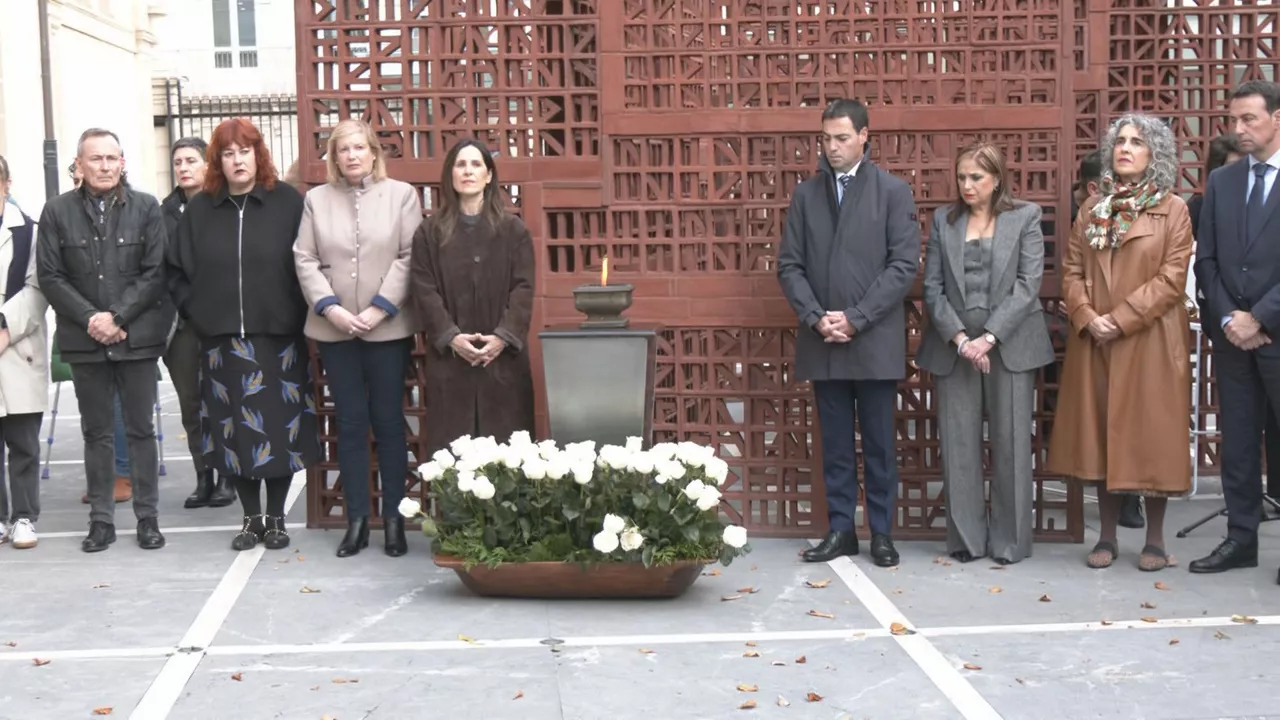 Memoriaren eguneko lore eskaintza Legebiltzarrean