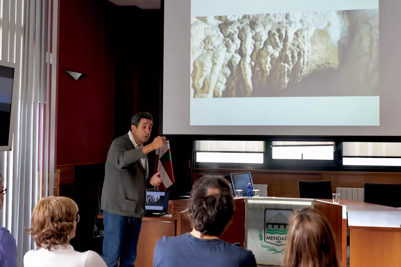. MENDARO (GIPUZKOA) (ESPAÑA), 17/10/2025.- El arqueólogo de la Universidad de Cantabria, César González Sainz (i), durante la presentación este viernes en la localidad de Mendaro de un nuevo hallazgo de arte rupestre en la cueva guipuzcoana de Santakutz, que contribuye a ampliar el conocimiento de la prehistoria en el País Vasco. EFE/Javi Colmenero
