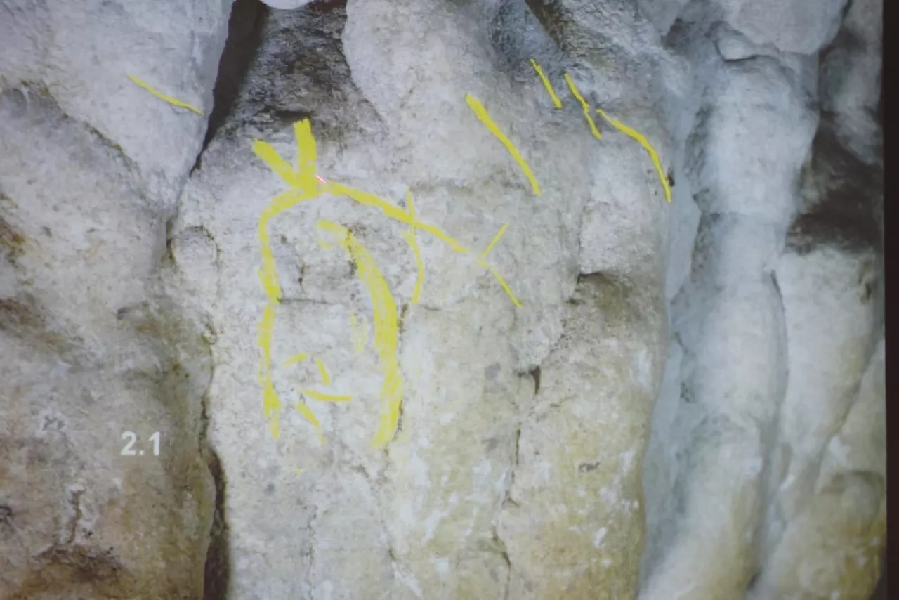 GRAFCAV5420. MENDARO (GIPUZKOA) (ESPAÑA), 17/10/2025.- Presentación este viernes en la localidad de Mendaro de un nuevo hallazgo de arte rupestre en la cueva guipuzcoana de Santakutz, que contribuye a ampliar el conocimiento de la prehistoria en el País Vasco. En la imagen paneles con grabados antrópicos paleolíticos donde destacan dos figuras inacabadas de animales, un bisonte y una cabra, y varios trazos no figurativos. EFE/Javi Colmenero.
