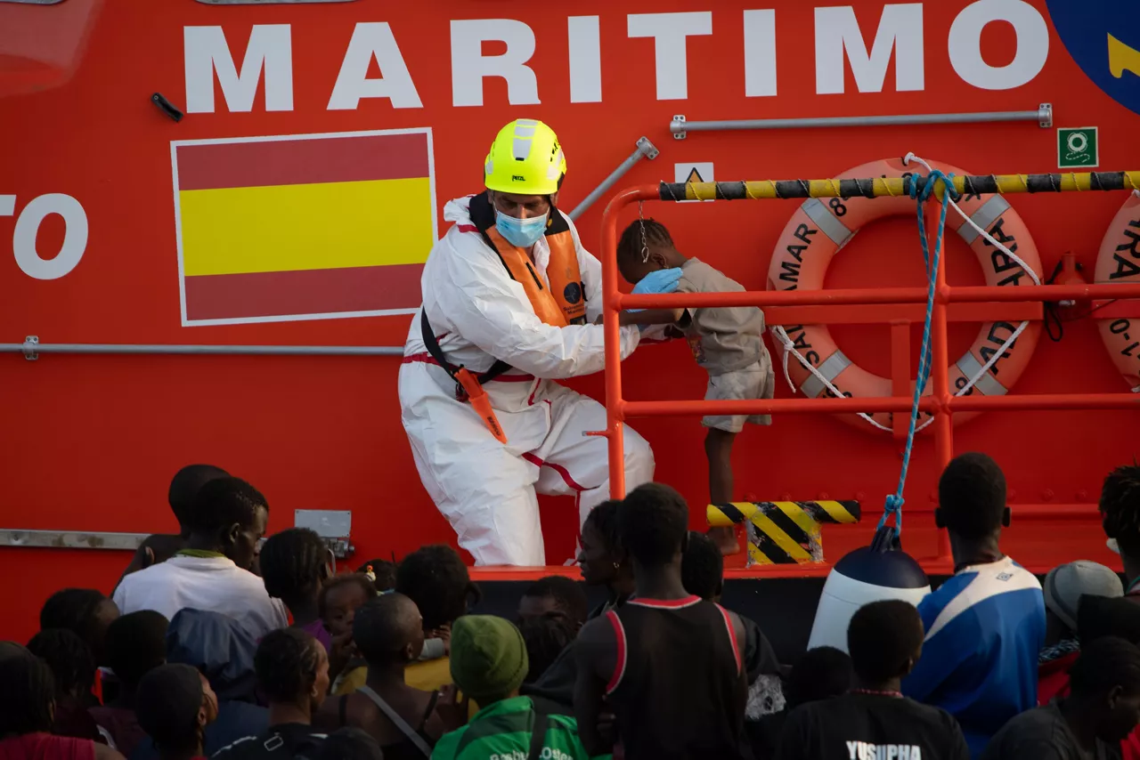 (Foto de ARCHIVO)

Una persona de Salvamento Marítimo ayuda a un menor, en el Puerto de la Restinga, a 28 de noviembre de 2024, en El Hierro, Santa Cruz de Tenerife, Tenerife, Canarias (España). Un cayuco con 136 personas a bordo ha sido localizado a 10 millas de la Isla de El Hierro. Salvamento Marítimo ha salido a su rescate y lo ha traído hasta el puerto de La Restinga donde han desembarcado 40 mujeres y 17 menores. Muchos de estos niños de muy corta edad incluyendo un recién nacido han viajado en un bote en muy malas condiciones y han llegado muy fatigados al puerto. La embarcación de madera viene de Senegal.



Antonio Sempere / Europa Press

28 NOVIEMBRE 2024;CAYUCO;MIGRANTES;INMIGRACIÓN;INMIGRANTES;PATERA;SALVAMENTO;

28/11/2024