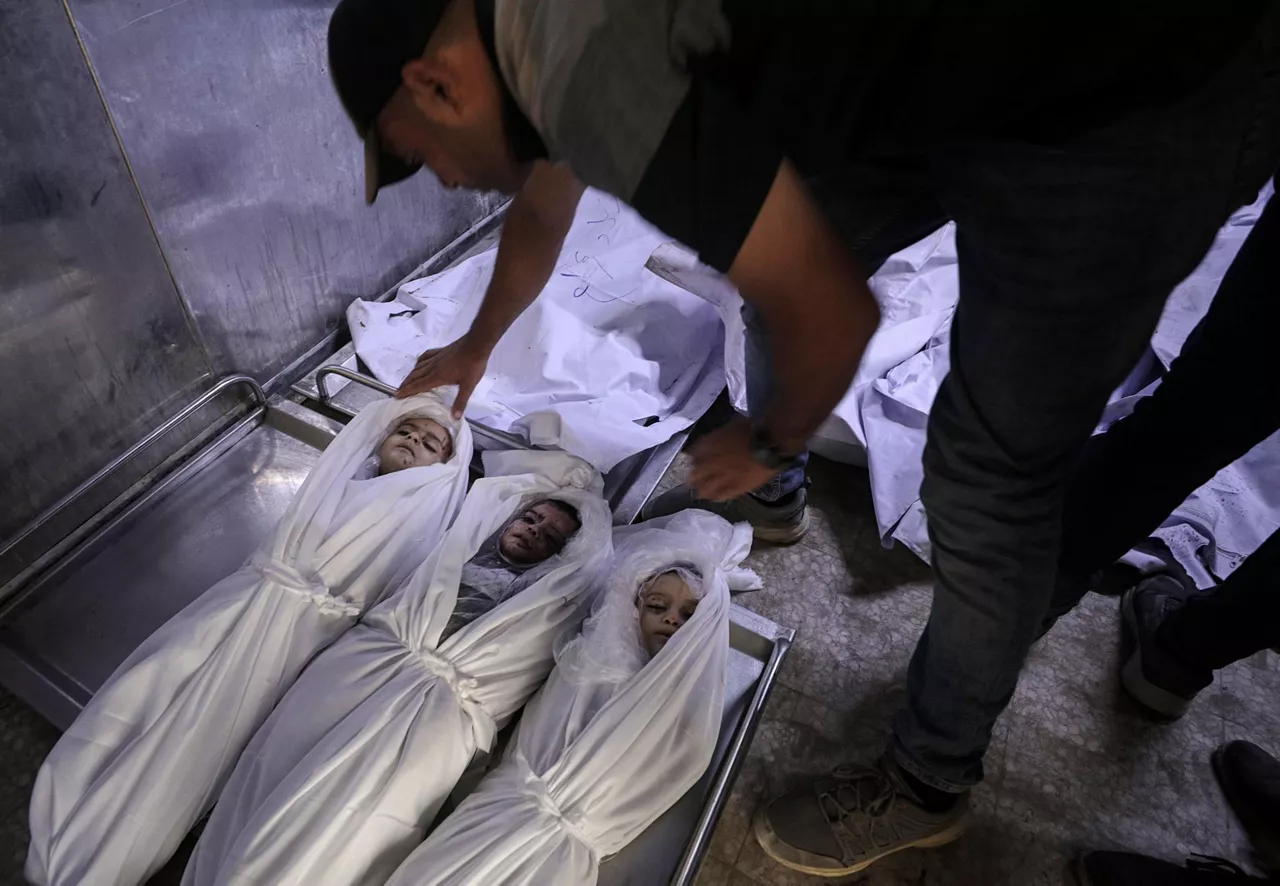 GAZA CITY (---), 15/07/2025.- Shrouded dead children lie at the Al-Shifa hospital in Gaza City, 15 July 2025. According to the Palestinian Ministry of Health in Gaza, 12 members of the Azzam were killed following an Israeli airstrike the previous nighth in Tal Al Hawa neighbourhood. EFE/EPA/MOHAMMED SABER
